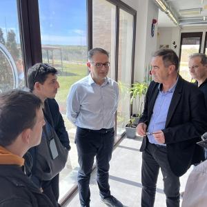 433527301 374885878746159 1140868579179609307 N